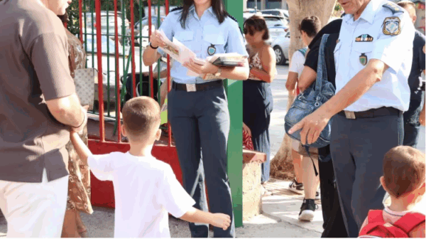 Ενημερωτικά φυλλάδια στα Σχολεία από τους Αστυνομικούς