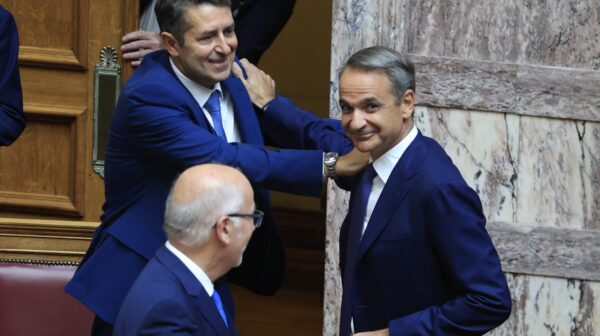Επιστροφή Μυλωνάκη στα βουλευτικά έδρανα μετά την περιπέτεια υγείας του – Το καλωσόρισμα Μητσοτάκη
