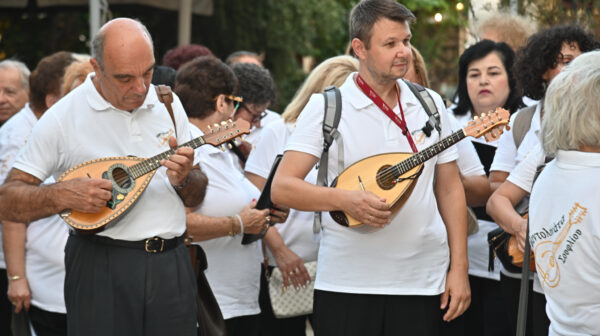 Μελωδική περαντζάδα από τη Μαντολινάτα Σουφλίου στο Λιθόστρωτο – Έτσι άνοιξε η 42η Χορωδιακή Συνάντηση [εικόνες +βίντεο]