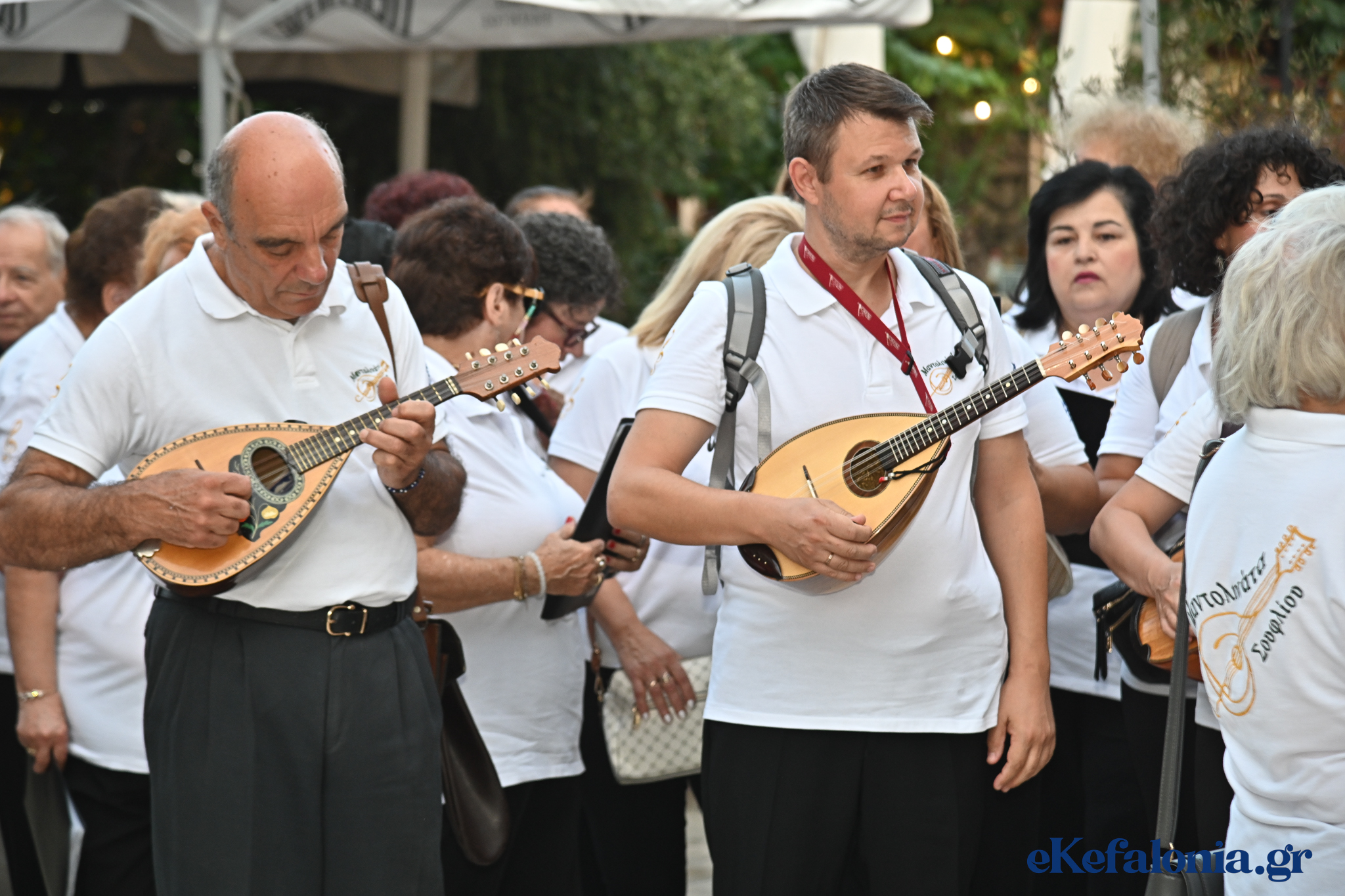 Μελωδική περαντζάδα από τη Μαντολινάτα Σουφλίου στο Λιθόστρωτο – Έτσι άνοιξε η 42η Χορωδιακή Συνάντηση [εικόνες +βίντεο]