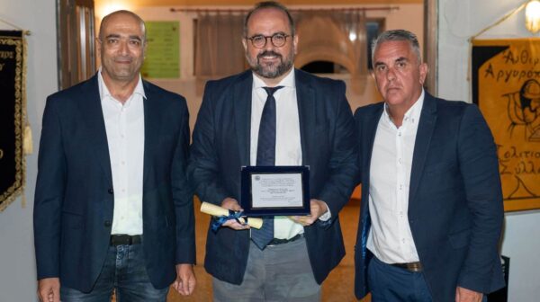 Ο Δήμος Ιθάκης τίμησε τον Μανώλη Κουτουλάκη, ανακηρύσσοντάς τον Επίτιμο Δημότη Ιθάκης [εικόνες]