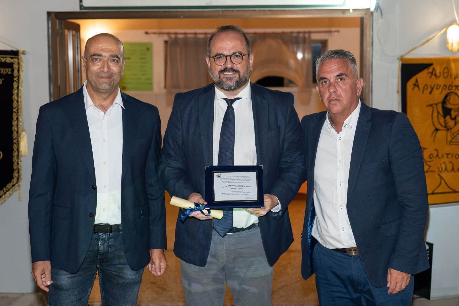 Ο Δήμος Ιθάκης τίμησε τον Μανώλη Κουτουλάκη, ανακηρύσσοντάς τον Επίτιμο Δημότη Ιθάκης [εικόνες]