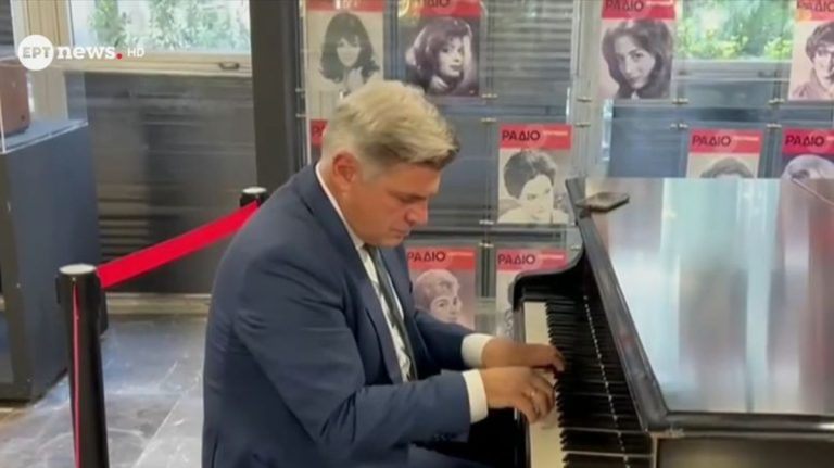 Ο Νικόλας Φαραντούρης παίζει πιάνο στην ΕΡΤ