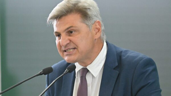 Την αποπομπή Φαραντούρη από το ΠΑΣΟΚ ζητά η Σδούκου για σεξιστική συμπεριφορά – Τι απαντά ο ίδιος