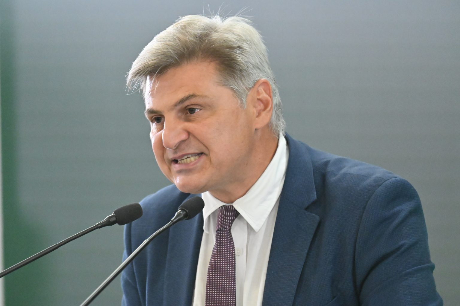 Την αποπομπή Φαραντούρη από το ΠΑΣΟΚ ζητά η Σδούκου για σεξιστική συμπεριφορά – Τι απαντά ο ίδιος