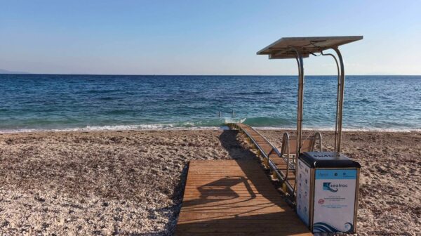 Τοποθετήθηκαν τα συστήματα SEATRAC στα Αράγια του Πόρου Κεφαλονιάς για προσβασιμότητα και από τους ΑμεΑ!