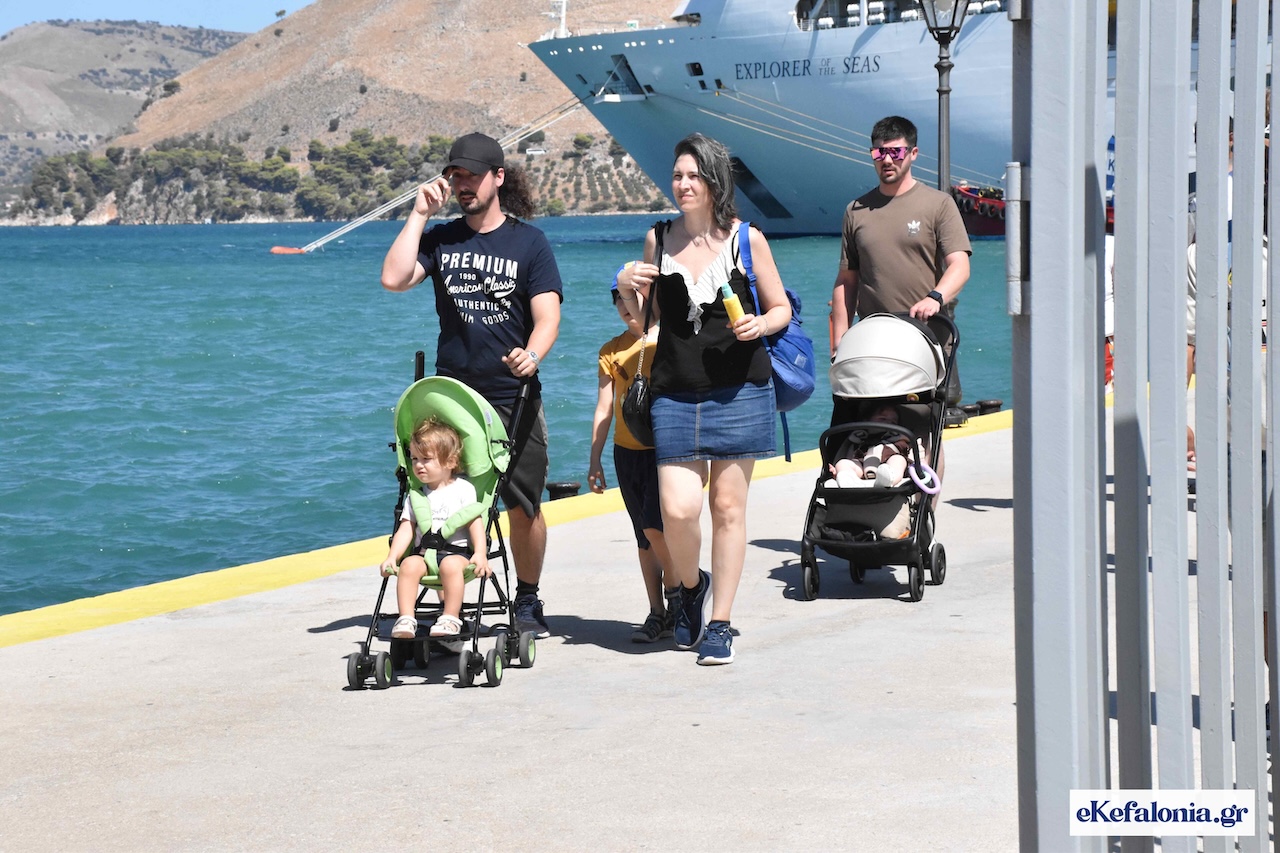 Τρία κρουαζιερόπλοια και 5
