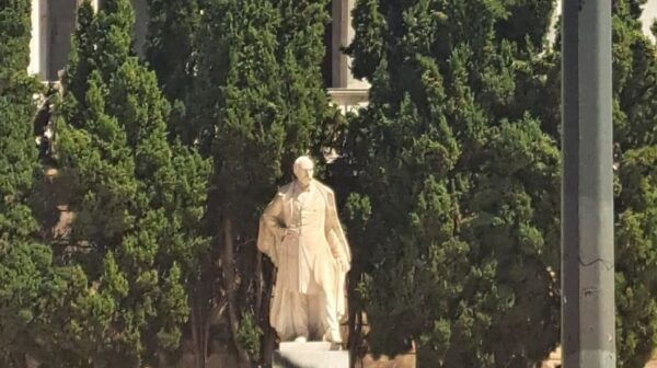 Βανδάλισαν ξανά το άγαλμα του Παναγή Βαλλιάνου στην Αθήνα [εικόνα]
