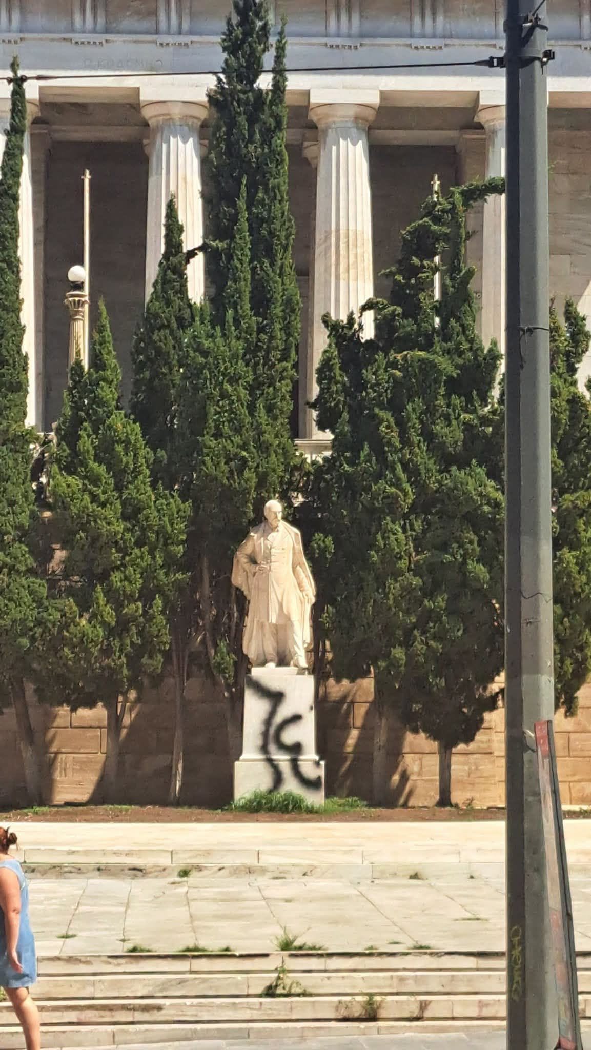 Βανδάλισαν ξανά το άγαλμα του Παναγή Βαλλιάνου στην Αθήνα