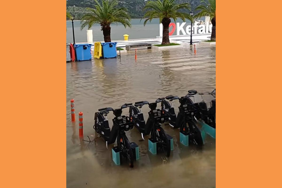 Αδιαφορία 9 μηνών για την καμένη βάση ποδηλάτων.