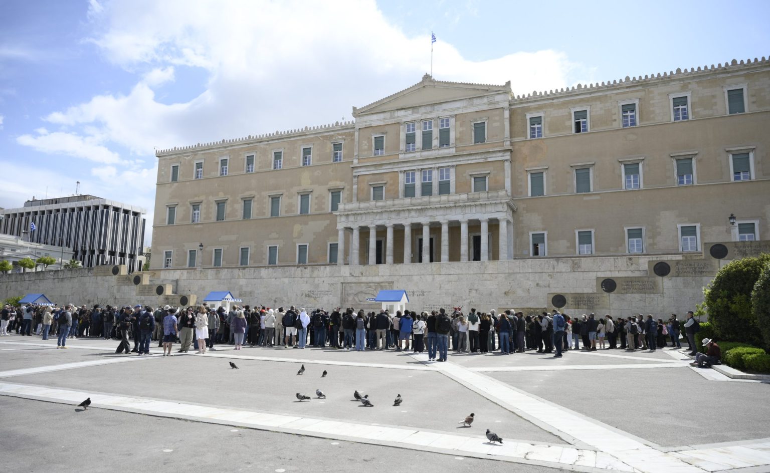 Αλλάζει όψη το Μνημείο του Αγνώστου Στρατιώτη: Η άσφαλτος παραχωρεί τη θέση της στο μάρμαρο – Τι προβλέπει η ανάπλαση