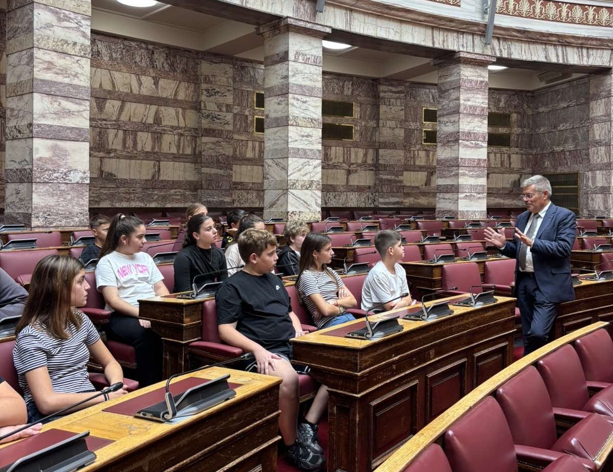 Από το Ληξούρι στα έδρανα της Βουλής –Ο Παναγής Καππάτος υποδέχθηκε το 1ο Δημοτικό [εικόνες]