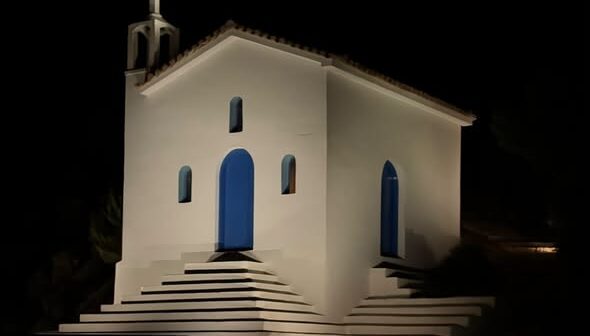 Η φωταγώγηση του Αγίου Ανδρέα, στο Πόρτο Ιθάκης αποκτά ισχυρότερο συμβολισμό