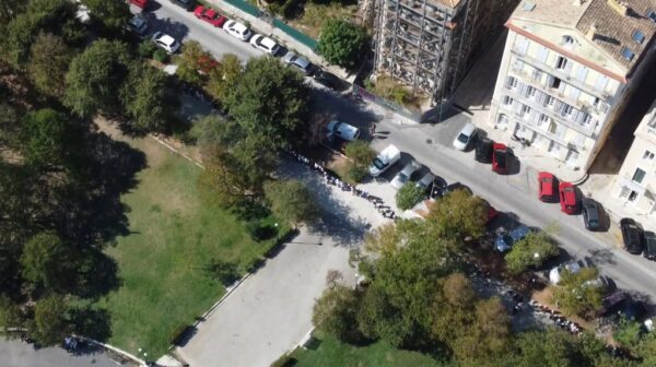Κέρκυρα: 1500 παιδιά κύκλωσαν τη Σπιανάδα, για τη Λαμπαδηδρομία Εθελοντών Αιμοδοτών [εικόνες]
