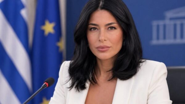 Λατινοπούλου κατά Μητσοτάκη: «Το ψάρι βρωμάει από το κεφάλι