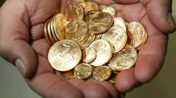 Πάνω από 21.000 χρυσές λίρες ρευστοποιήθηκαν το 9μηνο του 2026. Οι Έλληνες τις πουλούν μαζικά