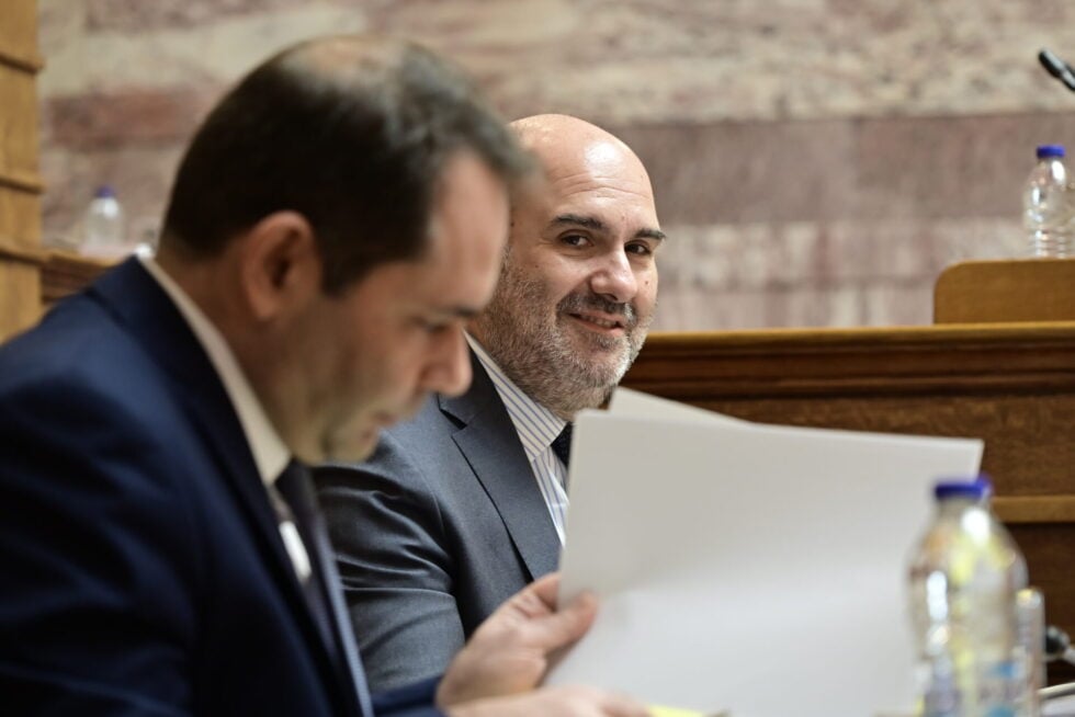 Υποχώρηση της κυβέρνησης: Αποσύρει το προκλητικό άρθρο 23 υπέρ τραπεζών και servicers